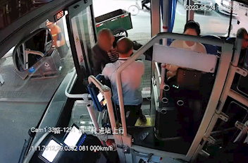 搀一把、扶一下，这名公交驾驶员的举手之劳暖人心