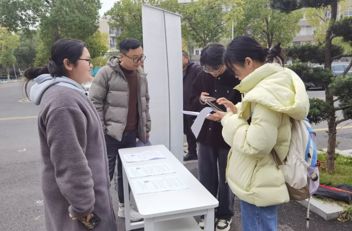 定制公交进校园 缓解学生出行难