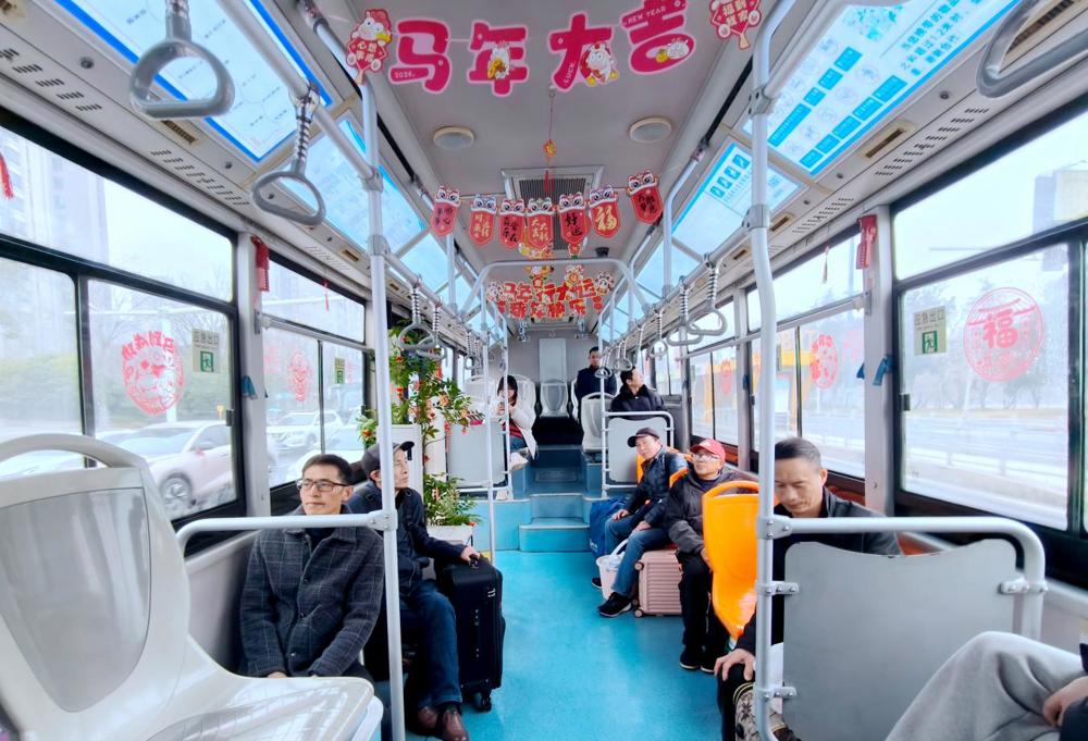 常德公交：年味满车厢 温情伴归途