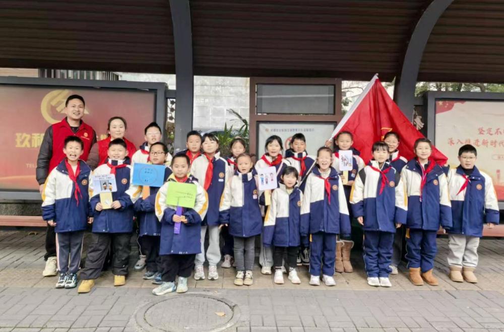 童心暖站台 文明伴出行——常德公交联合东升小学开展“公交小向导”志愿服务活动