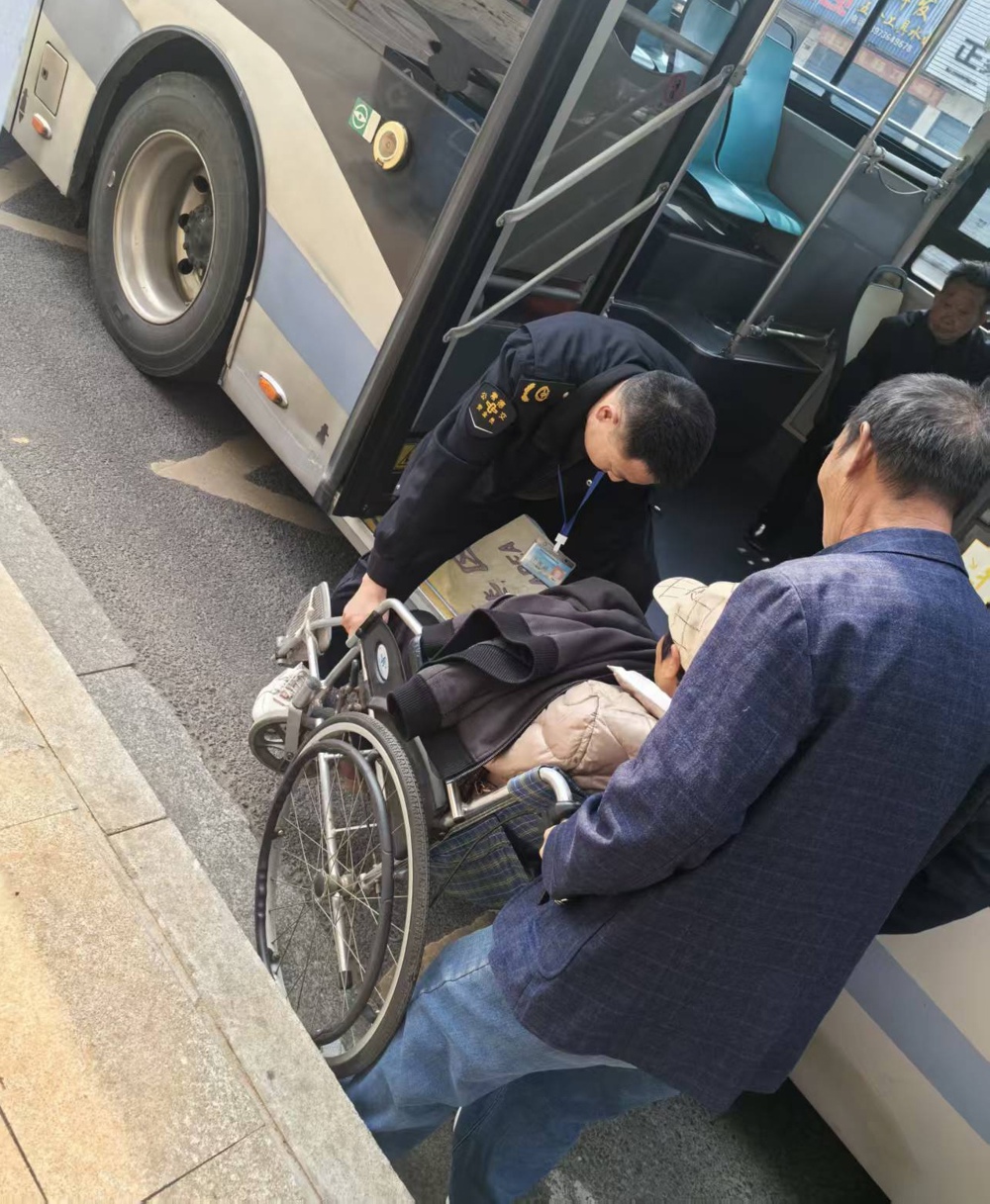 “叔叔阿姨别着急，我来帮你们”