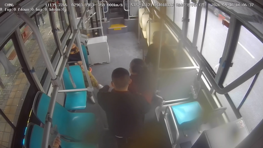 接到一通表扬电话后，我们找到了他……