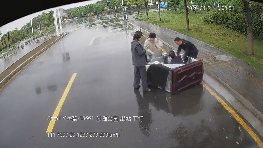 他这个举动，被路人狂点赞