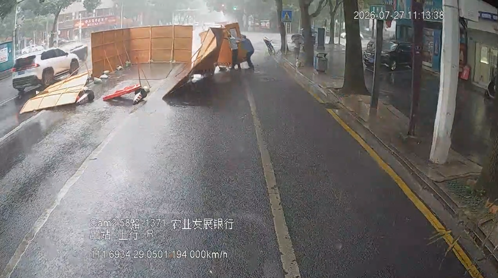 雨中，他冲下车做了这件事……全车乘客都为他点赞！