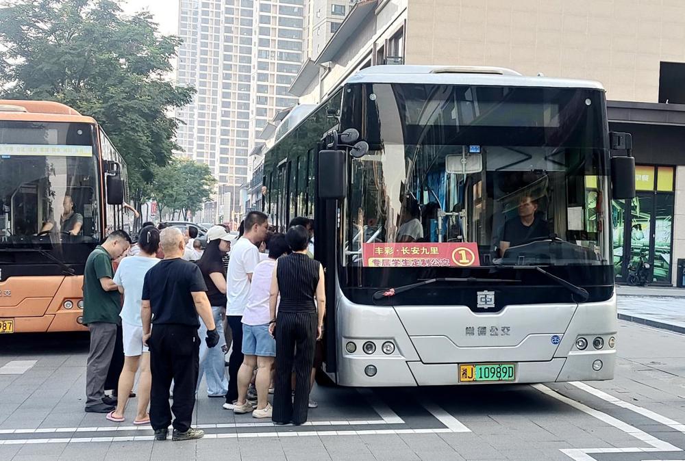 家校直通 便民惠民！小区专属学生定制公交正式开通
